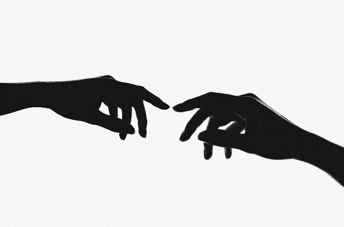 2 mains qui se touchent